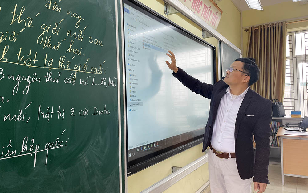 Tiết học lịch sử có sử dụng bảng thông minh do thầy giáo Hoàng Kim Phương, Trường THCS Mạo Khê 2, TX Đông Triều giảng dạy.