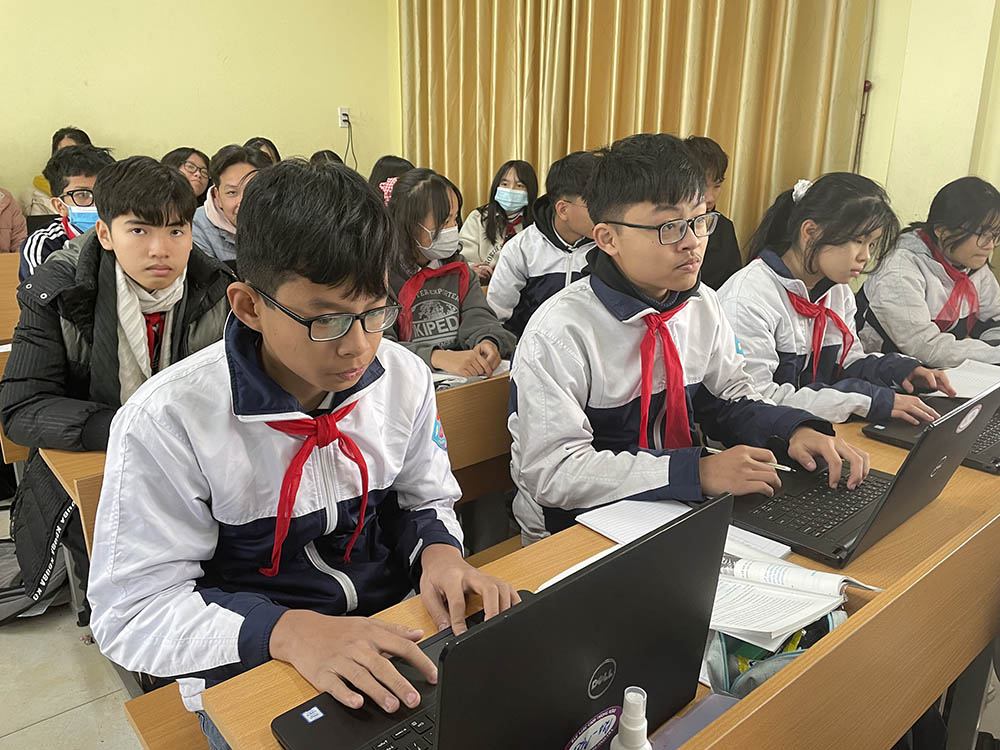 Học sinh Trường THCS Mạo Khê 2 sử dụng máy vi tính trong tiết học Lịch sử.