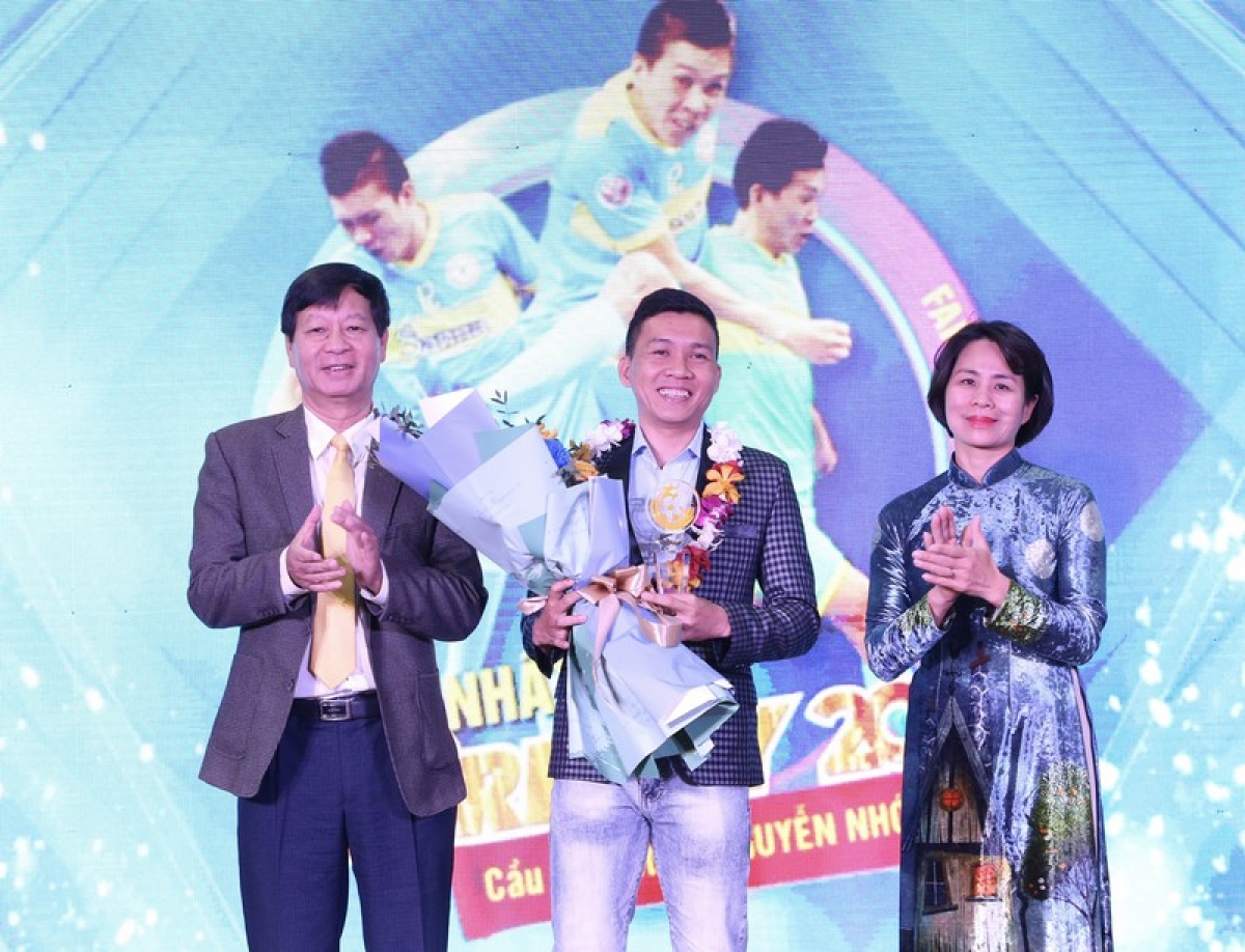 Nguyễn Nhớ nhận giải thưởng Fair Play 2020. (Ảnh: PLO).