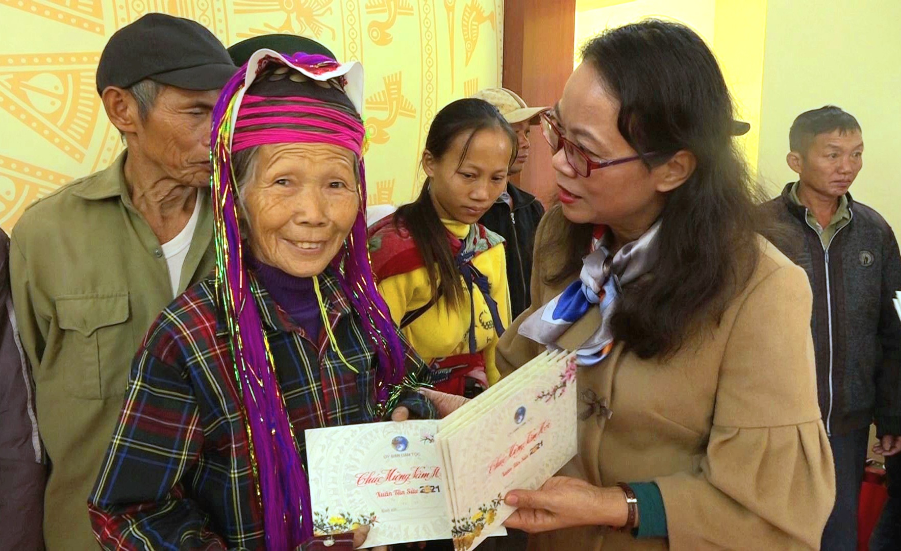 Thứ trưởng, Phó Chủ nhiệm UBDT Hoàng Thị Hạnh thăm, tặng quà Tết bà con dân tộc thiểu số huyện Hải Hà