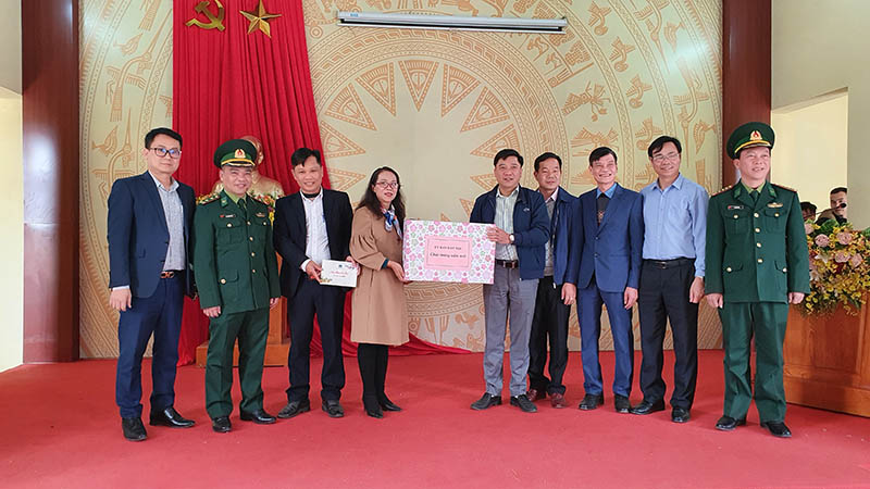 Thứ trưởng, Phó Chủ nhiệm UBDT Hoàng Thị Hạnh tặng quà tết cho UBND xã Quảng Đức, Hải Hà.