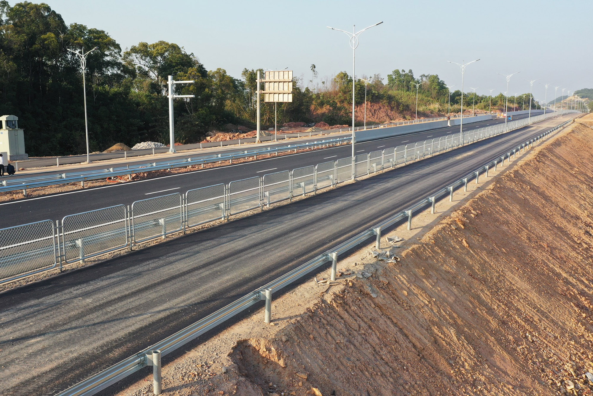 Hệ thống đường dân sinh chạy dọc tuyến cao tốc cũng đã cơ bản hoàn thành