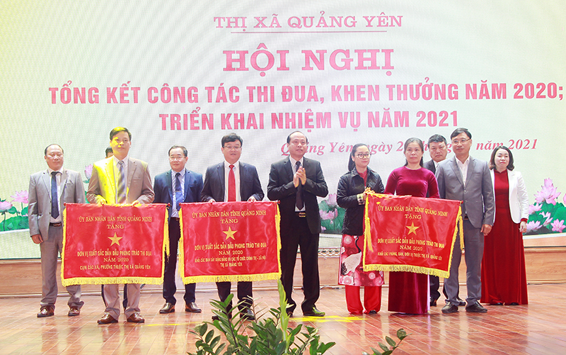 Các tập thể nhận cờ thi đua của UBND tỉnh Quảng Ninh.