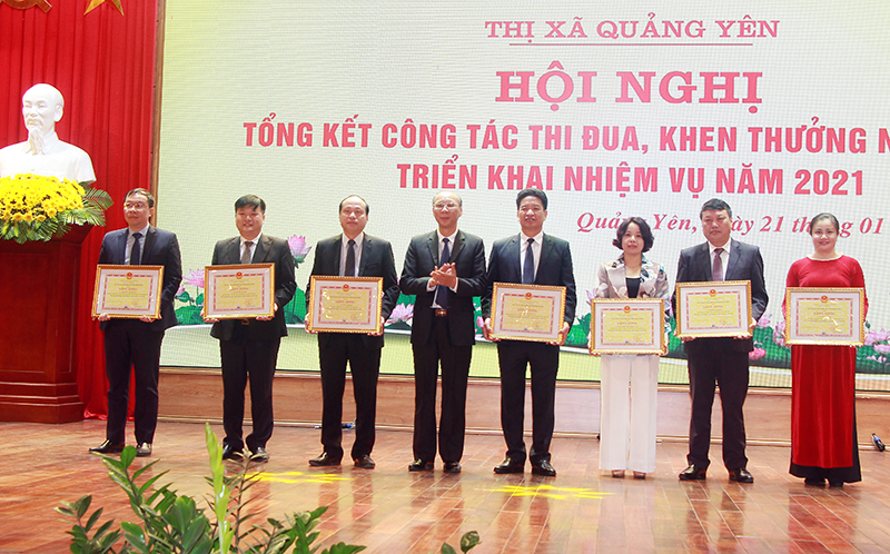 Các cá nhân nhận Bằng khen của UBND tỉnh Quảng Ninh.
