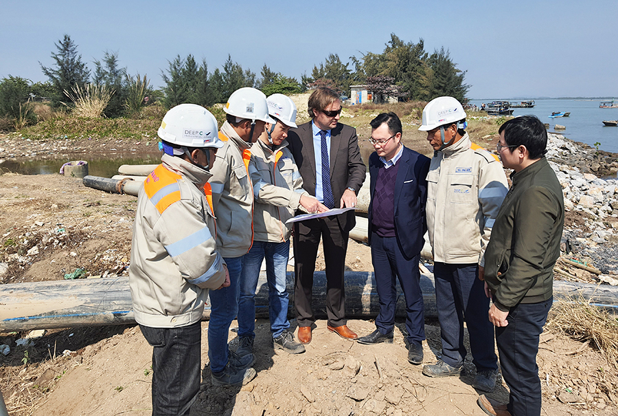 Đại diện nhà đầu tư dự án Tổ hợp KCN và cảng biển Đầm Nhà Mạc (TX Quảng Yên) khảo sát thực tế địa hình sông Chanh.
