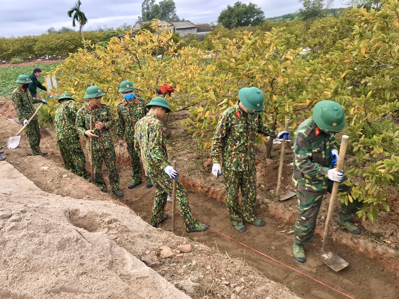 Cán bộ, chiến sĩ lữ đoàn 405 chung sức giúp nhân dân TX Đông Triều xây dựng nông thôn mới.