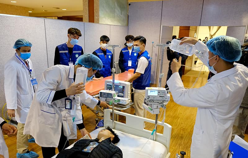 Hơn 300 cán bộ y tế của các bệnh viện được tập huấn hướng dẫn công tác y tế, xử trí cấp cứu, để phục vụ Đại hội Đảng lần thứ XIII. Ảnh: VGP/Trần Minh