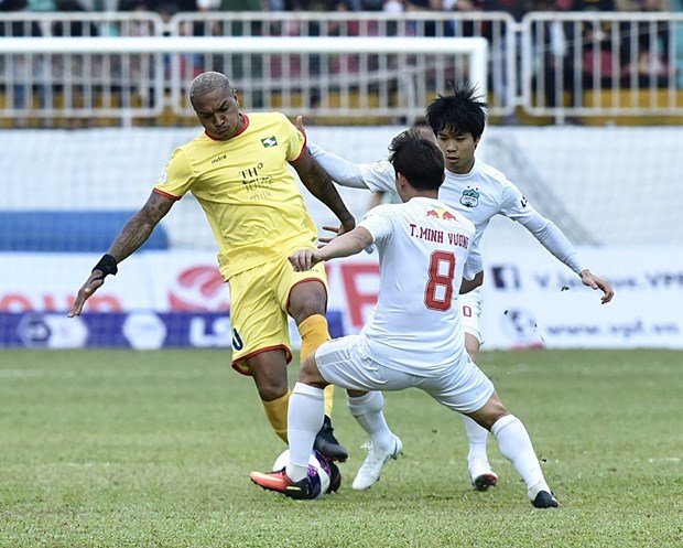 Pha tranh bóng của cầu thủ Hoàng Anh Gia Lai (áo trắng) và Sông Lam Nghệ An. (Ảnh: Quang Thái/TTXVN)