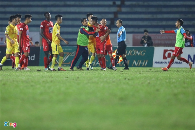 Nguyễn Văn Hạnh nhận thẻ đỏ ở trận áp chót V.League 2020. (Ảnh: Minh Chiến)