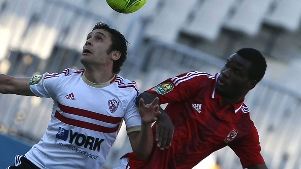 Oussou Konan (áo đỏ) trong màu áo Al Ahly năm 2012. (Ảnh: FIFA).