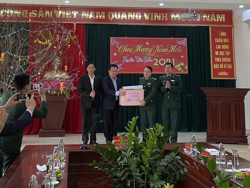 Nguyễn Đức Thành, Ủy viên BTV, Chủ nhiệm Ủy ban Kiểm tra Tỉnh ủy cũng đã đến thăm, tặng quà, chúc Tết cán bộ, chiến sĩ Đôn Biên phòng Cửa khẩu cảng Cẩm Phả. 