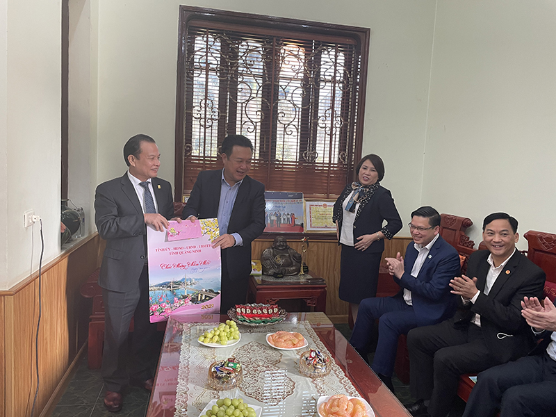 Nguyễn Đức Thành, Ủy viên BTV, Chủ nhiệm Ủy ban Kiểm tra Tỉnh ủy đã đến thăm, tặng quà hai doanh nhân tiêu biểu,