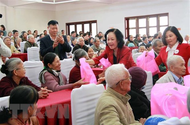Bà Trương Thị Mai, Trưởng Ban Dân vận Trung ương, tặng quà Tết các gia đình chính sách, người có công với cách mạng huyện Đơn Dương, Lâm Đồng. (Ảnh: Đặng Tuấn/TTXVN)