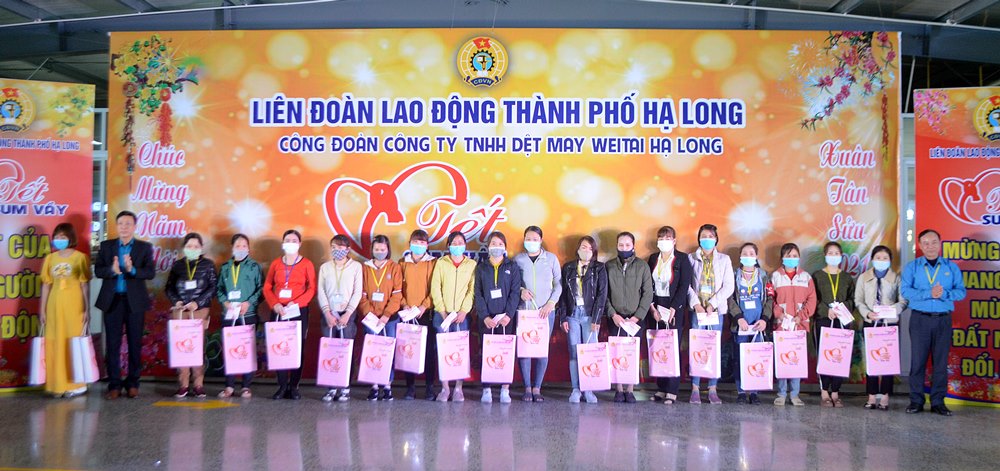 Lãnh đạo LĐLĐ tỉnh và LĐLĐ TP Hạ Long trao tặng quà cho CNLĐ có hoàn cảnh khó khăn tại Chương trình 