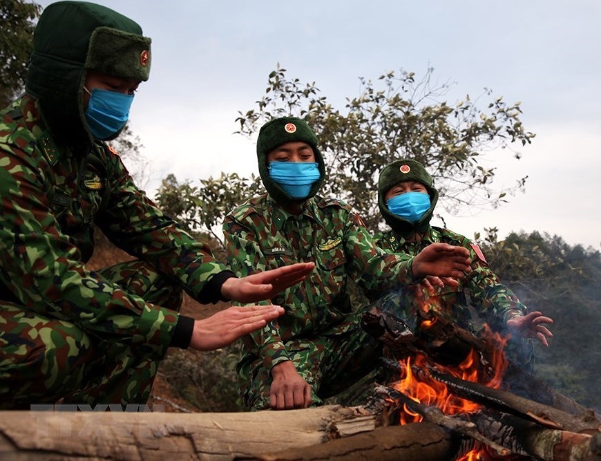 Bộ đội Biên phòng Lai Châu kiên trì bám chốt chống dịch trong giá rét. (Ảnh: TTXVN phát)