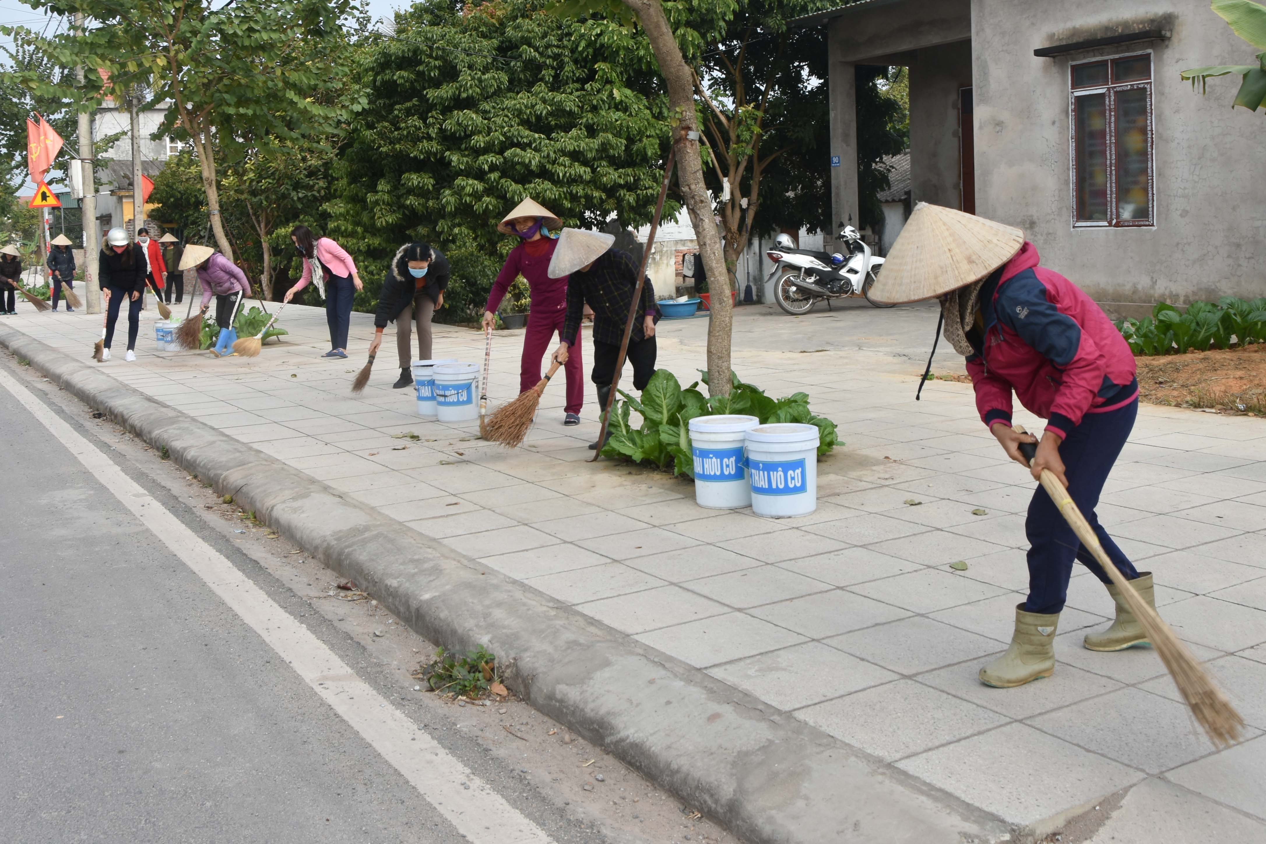 Một buổi ra quân dọn vệ sinh môi trường của Chi hội phụ nữ thôn Tân Thanh, xã Quảng Tân, huyện Đầm Hà.