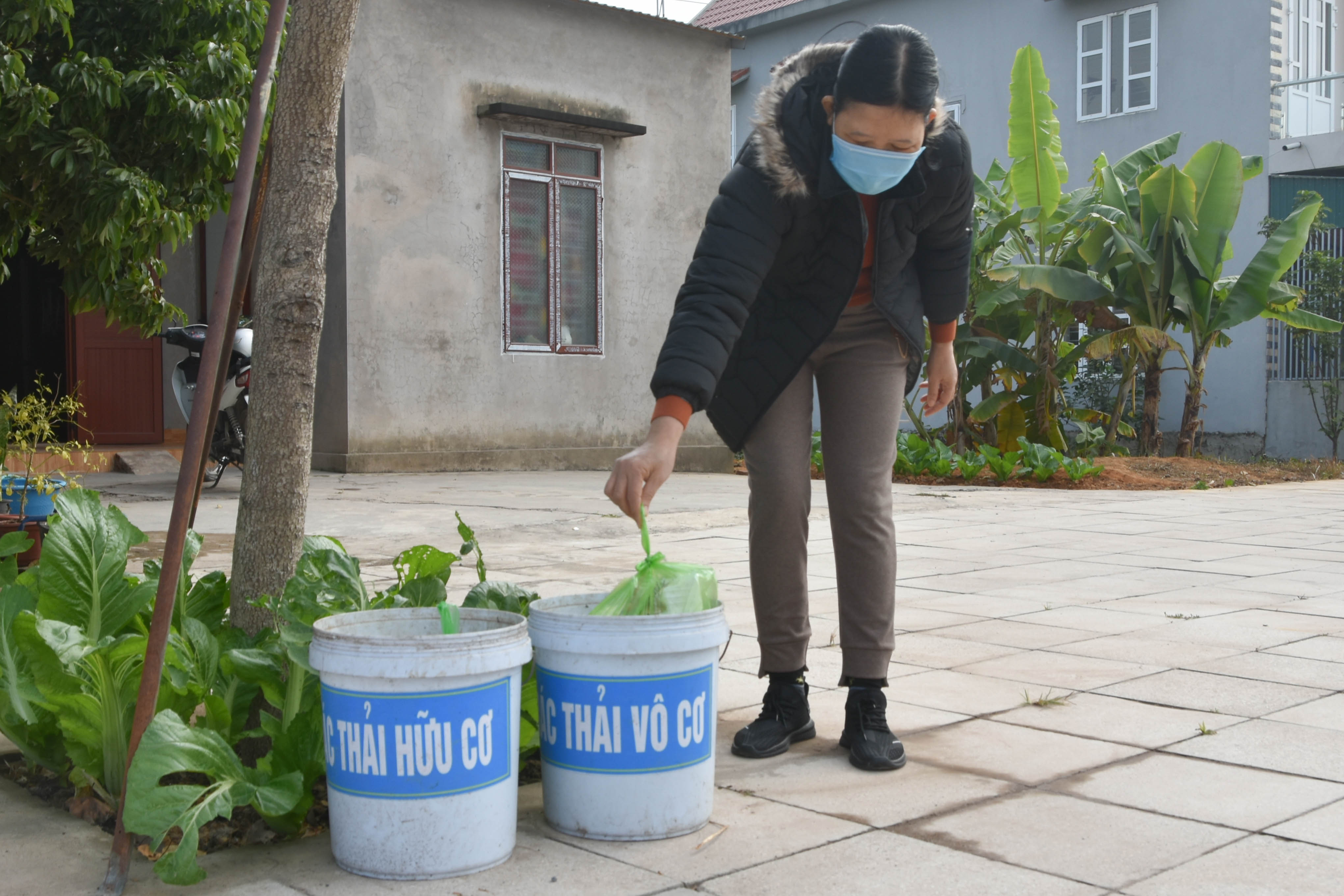 Hội viên phụ nữ thôn Tân Thanh (xã Quảng Tân, huyện Đầm Hà) thực hành phân loại rác tại gia đình.
