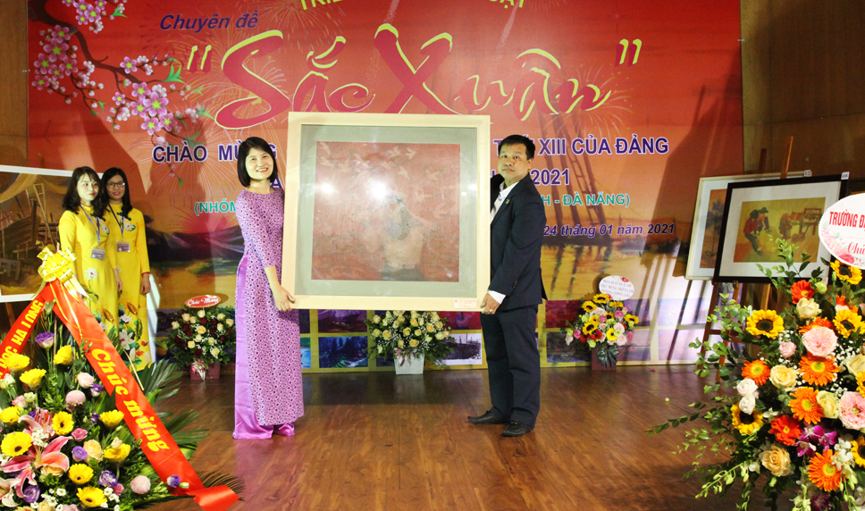 Họa sĩ tặng tranh cho Bảo tàng Quảng Ninh.