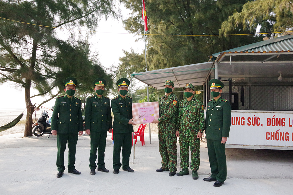 Đại tá Lê Xuân Men, Phó Chính ủy BĐBP tỉnh tặng quà CBCS chốt chống dịch Cồn Mang, Đồn BP Trà Cổ