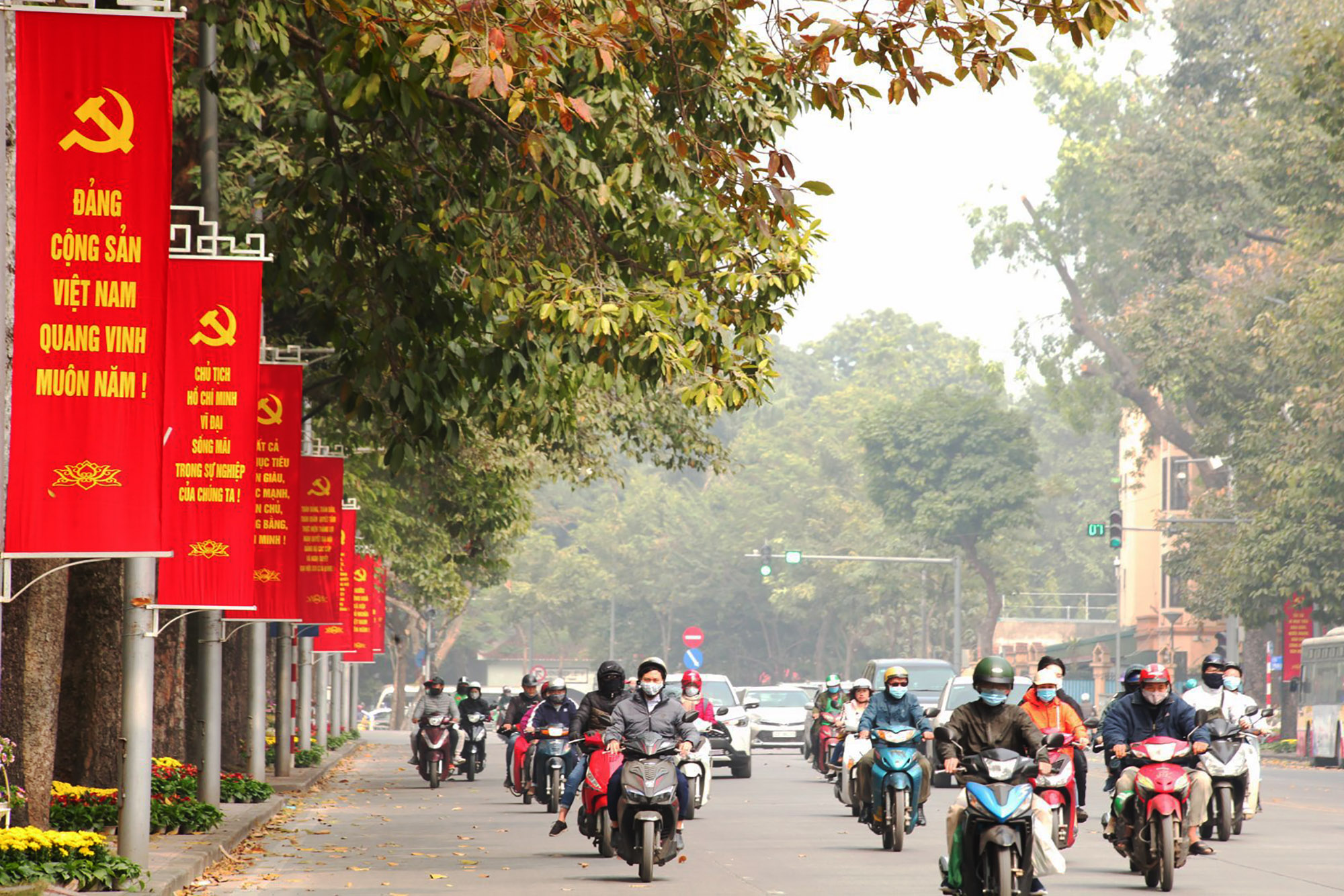 Đường phố Hà Nội rực rỡ cờ hoa Chào mừng Đại hội XIII của Đảng