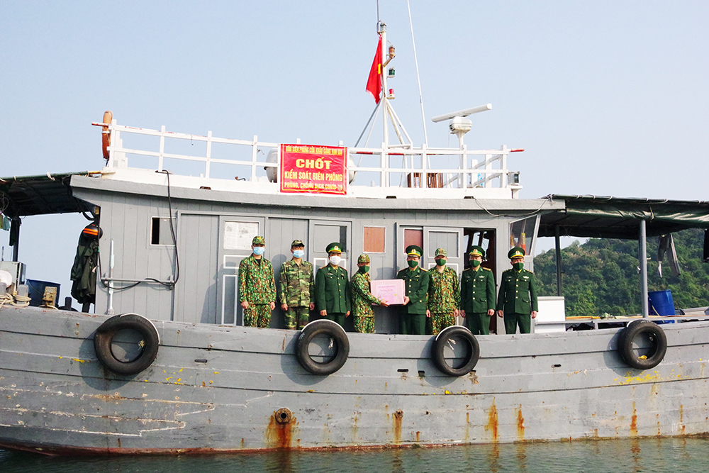Đại tá Lê Xuân Men, Phó Chính ủy BĐBP tỉnh tặng quà cho CBCS chốt chống dịch trên biển của Đồn BPCK Cảng Vạn Gia.