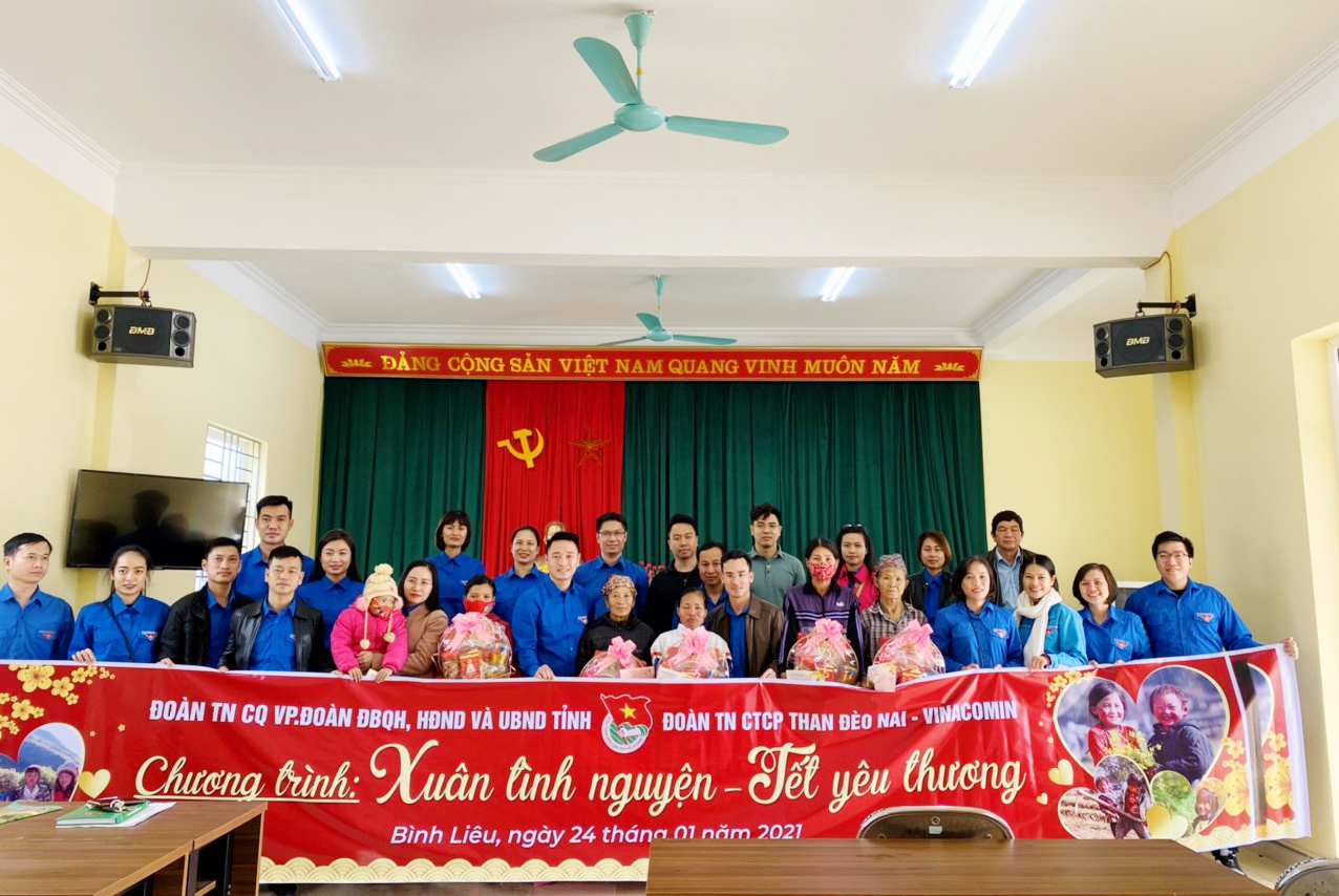 Các đoàn viên trao quà từ thiện, hỗ trợ cho trẻ em nghèo vượt khó trên địa bàn xã Lục Hồn (Bình Liêu).