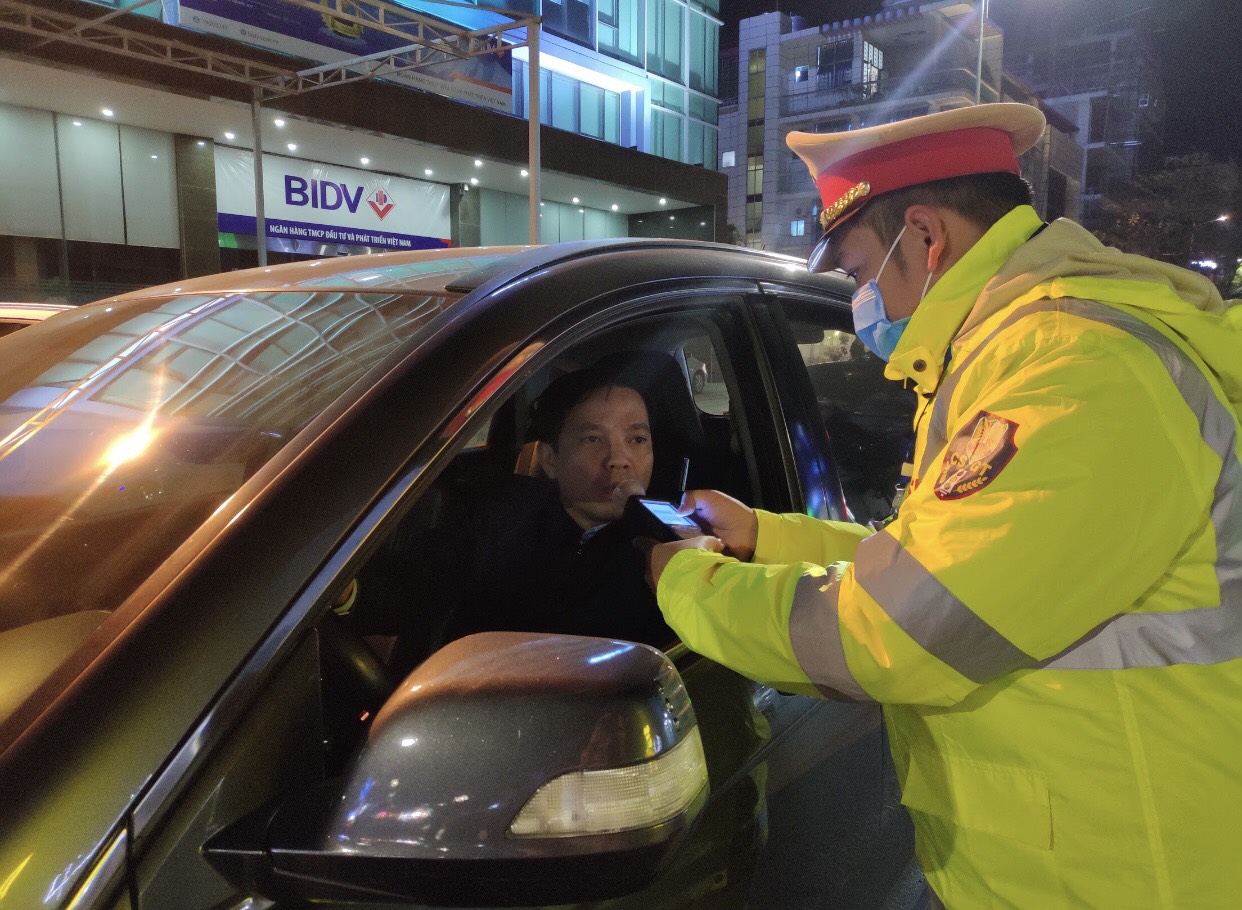 Lực lượng CSGT-TT (Công an TP Uông Bí) kiểm tra nồng độ cồn người điều khiển phương tiện giao thông.
