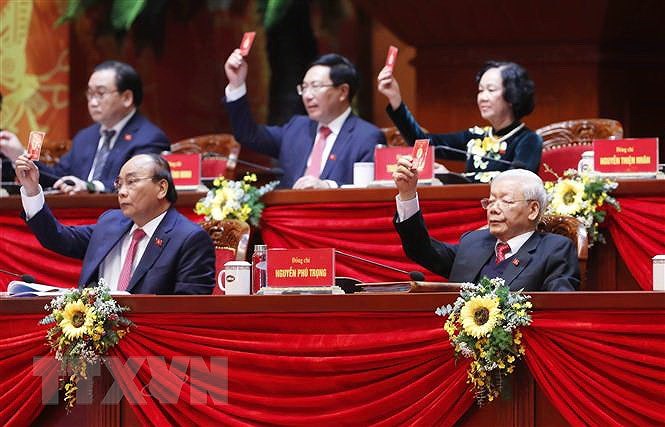 Tổng Bí thư, Chủ tịch nước Nguyễn Phú Trọng cùng các thành viên Đoàn Chủ tịch biểu quyết thông qua Chương trình làm việc của Đại hội. (Ảnh: TTXVN)
