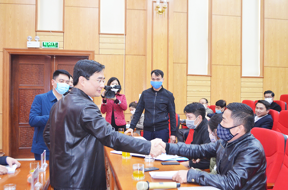 Bí thư Thành ủy Cẩm Phả gặp gỡ, trò chuyện với một số hộ dân phường Cẩm Sơn để lắng nghe nội dung công dân khiếu nại, kiến nghị.