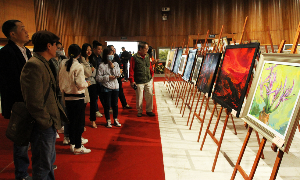 Nghệ sĩ và công chúng thăm quan triển lãm.