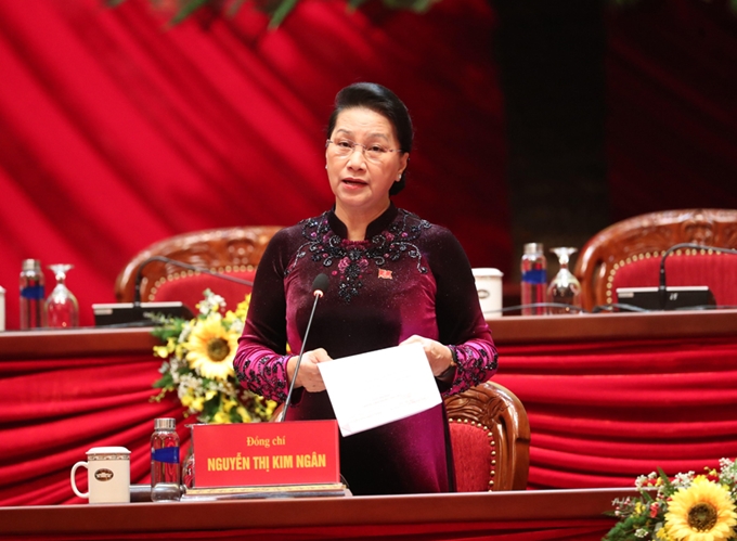 Đồng chí Nguyễn Thị Kim Ngân, Ủy viên Bộ Chính trị, Chủ tịch Quốc hội thay mặt Bộ Chính trị và Đoàn Chủ tịch điều hành phiên họp.