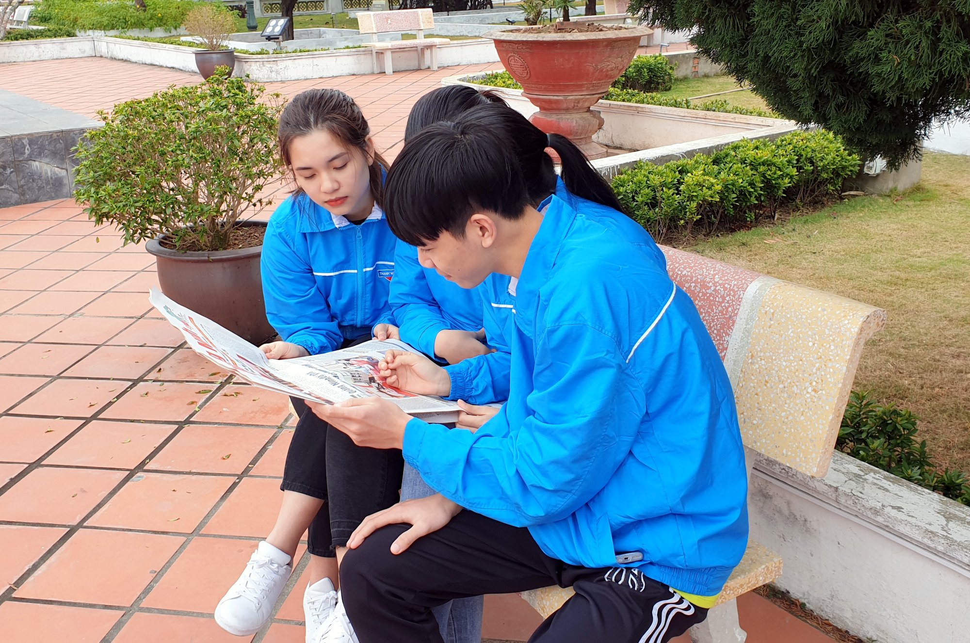 Các bạn ĐVTN huyện Cô Tô quan tâm, đọc các ấn phẩm của Trung tâm Truyền thông tỉnh Quảng Ninh tuyên truyền về Đại hội trỏng giờ sinh hoạt ngoại khoá.