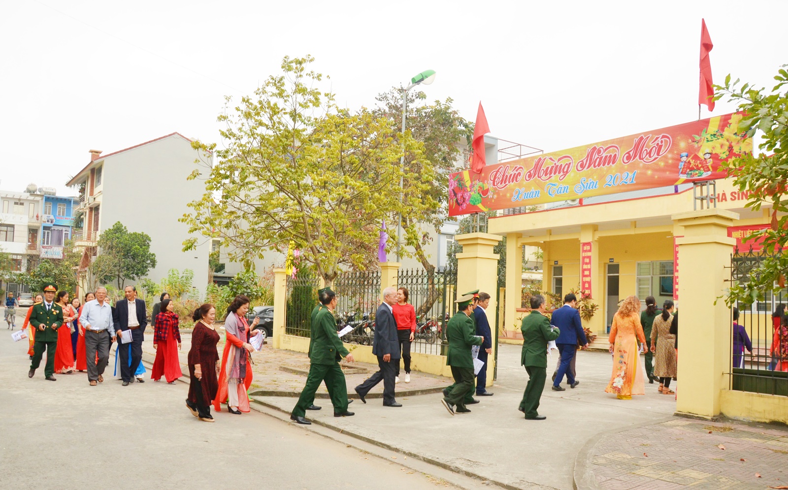 Ngay từ sớm nhiều đảng viên, nhân dân khu phố 4A, phường Cao Xanh đã về nhà văn hóa khu phố để cùng theo dõi Đại hội Đại biểu lần thứ XIII của Đảng..JPG