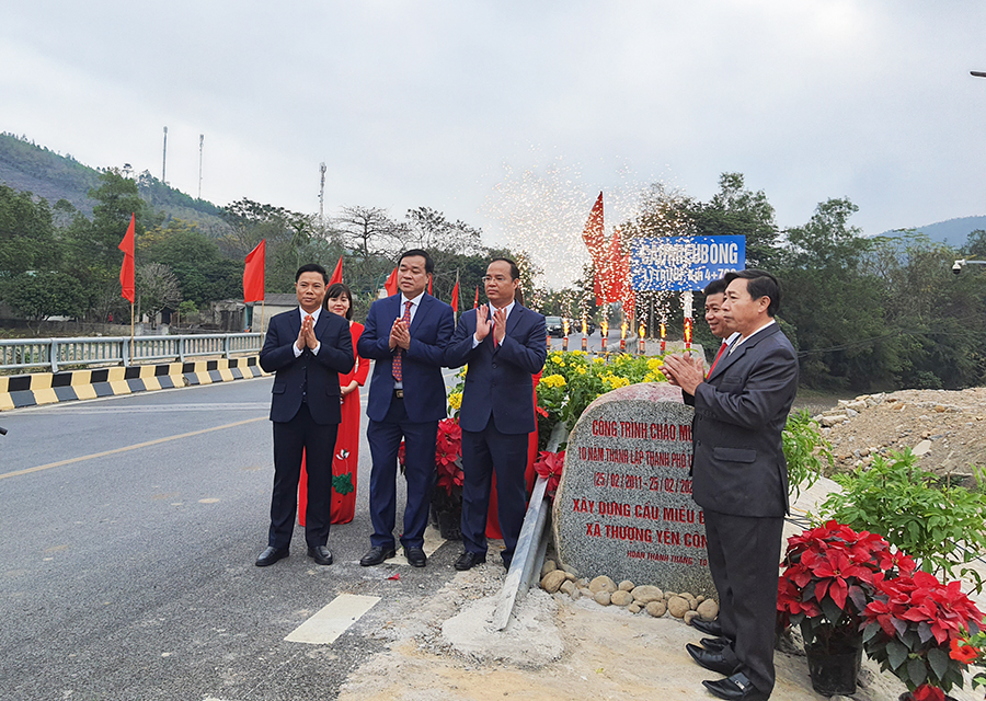 Các đại biểu thành phố Uông Bí gắn biển công trình chào mừng 10 năm thành lập TP Uông Bí.