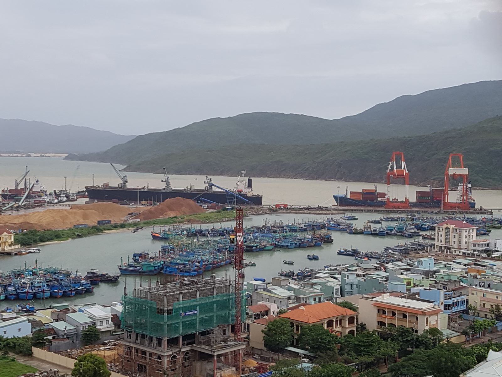 Cảng Quy Nhơn đang trong quá trình bổ sung xây dựng.