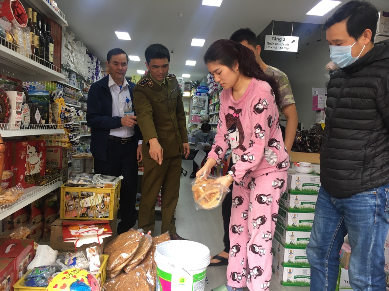 Đoàn kiểm tra liên ngành huyện Tiên Yên kiểm tra ATTP tại một cửa hàng trên địa bàn thị trấn Tiên Yên
