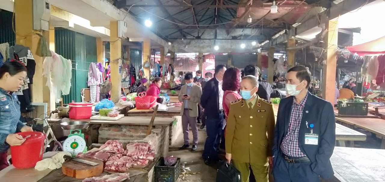 Đoàn kiểm tra liên ngành tỉnh kiểm tra ATTP tại chợ Đông Ngũ, huyện Tiên Yên.