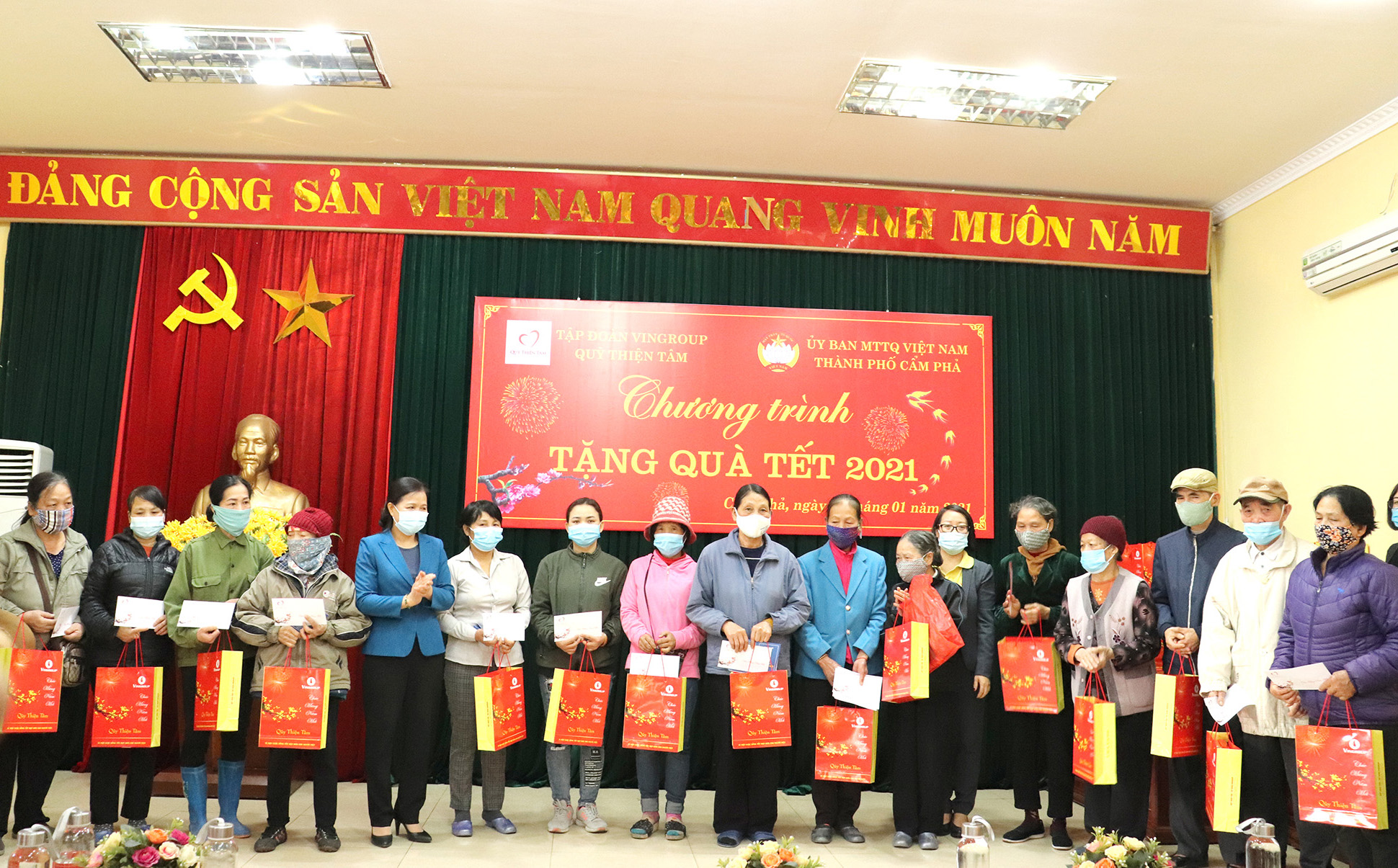100 hộ nghèo trên địa bàn TP Cẩm Phả được nhận phần quà Tết ý nghĩa. 