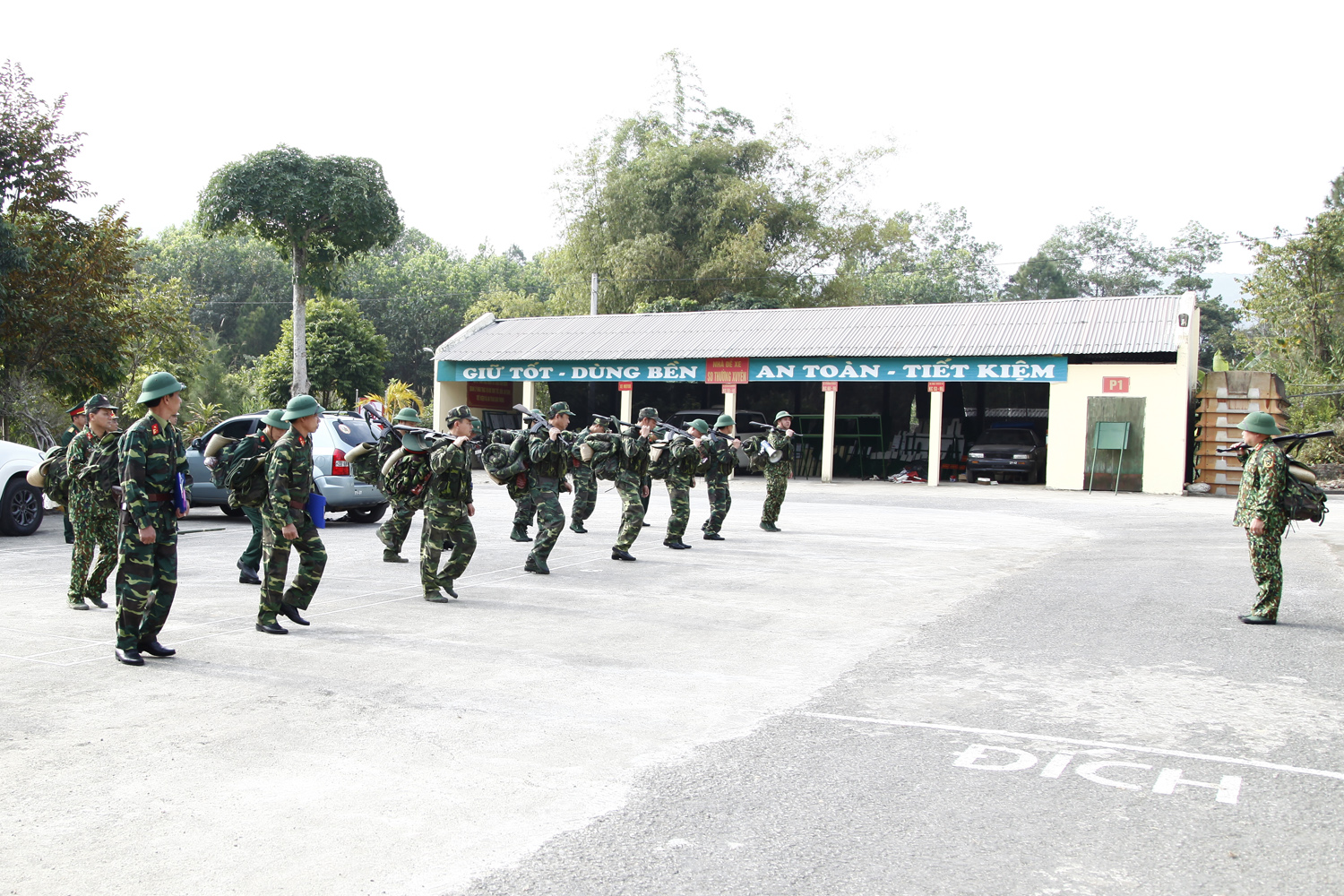 Đoàn công tác kiểm tra công tác chuyển trạng thái SSCĐ tại Lâm trường 42/Đoàn Kinh tế quốc phòng 327/Quân khu 3.