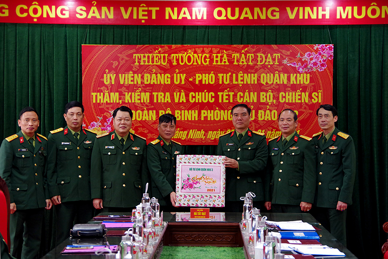Thiếu tướng Hà Tất Đạt, Phó Tư lệnh Quân khu 3 chúc Tết cán bộ, chiến sĩ Tiểu đoàn bộ binh phòng thủ đảo 242/Quân khu 3.
