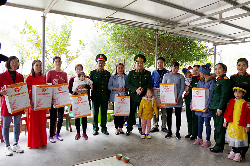 Đoàn công tác thăm, chúc tết, tặng quà nhân dân Đảo Trần, xã Thanh Lân, huyện Cô Tô.