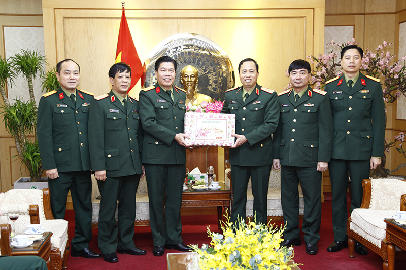 Thiếu tướng Nguyễn Đức Dũng, Phó Tư lệnh, Tham mưu trưởng Quân khu 3, chúc tết Tổng công ty Đông Bắc (Bộ Quốc phòng).