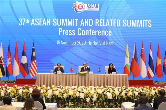 Thủ tướng Nguyễn Xuân Phúc, Chủ tịch ASEAN 2020 chủ trì buổi họp báo thông tin kết quả Hội nghị Cấp cao ASEAN 37 và các Hội nghị Cấp cao liên quan chiều 15/11. Ảnh: Văn Điệp/TTXVN