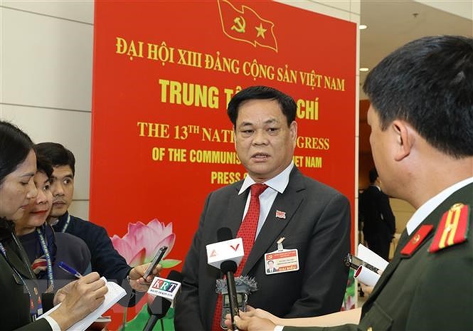 Ông Huỳnh Tấn Việt (Đoàn đại biểu Đảng bộ Khối các cơ quan Trung ương) trả lời phỏng vấn của phóng viên các cơ quan thông tấn, báo chí. (Ảnh: TTXVN)