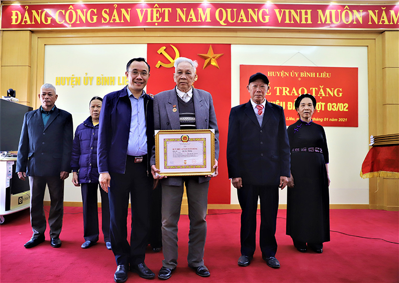 Đồng chí Bí thư huyện ủy trao huy hiệu 60 năm tuổi đảng cho ông La Sìu Đường, sinh hoạt tại Đảng bộ thị trấn Bình Liêu