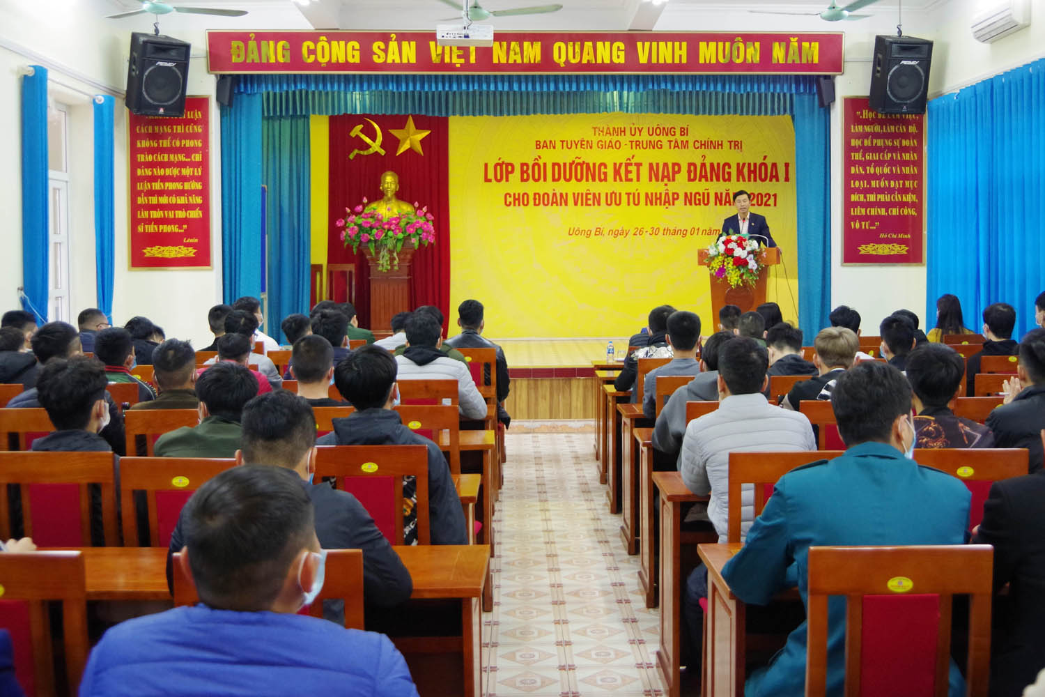 Quang cảnh khai mạc bồi dưỡng nhận thức về Đảng cho 60 đoàn viên ưu tú trúng tuyển NVQS năm 2021, thuộc các địa phương trên địa bàn TP Uông Bí.