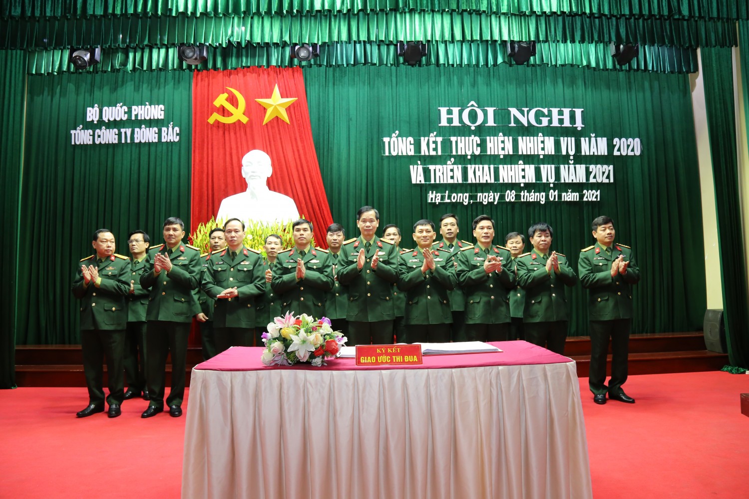 Đồng chí Đại tá Phương Kim Minh, Tổng Giám đốc Tổng công ty chứng kiến các cơ quan, đơn vị ký kết giao ước thi đua năm 2021.