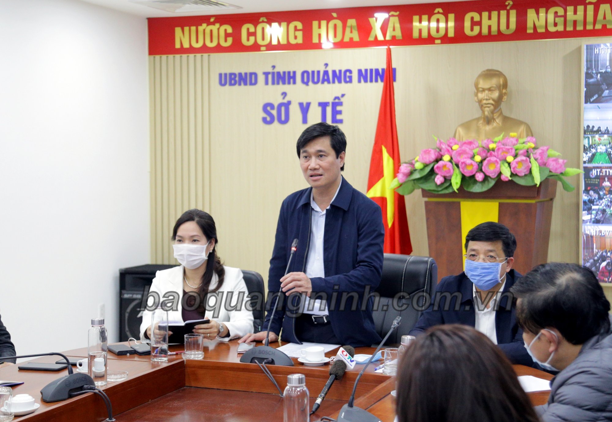 Đồng chí Nguyễn Tường Văn, Phó Bí thư Tỉnh uỷ, Chủ tịch UBND tỉnh, phát biểu chỉ đạo tại cuộc họp trực tuyến với các địa phương trong tỉnh.
