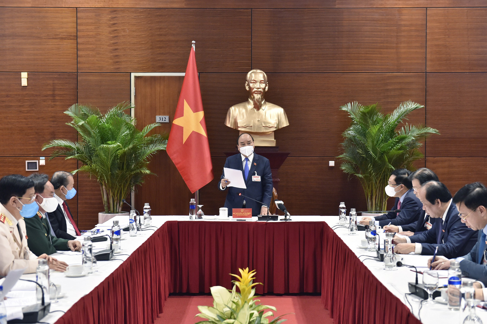 Thủ tướng Chính phủ Nguyễn Xuân Phúc phát biểu chỉ đạo tại cuộc họp khẩn sáng 28/1 về tình hình dịch Covid-19
