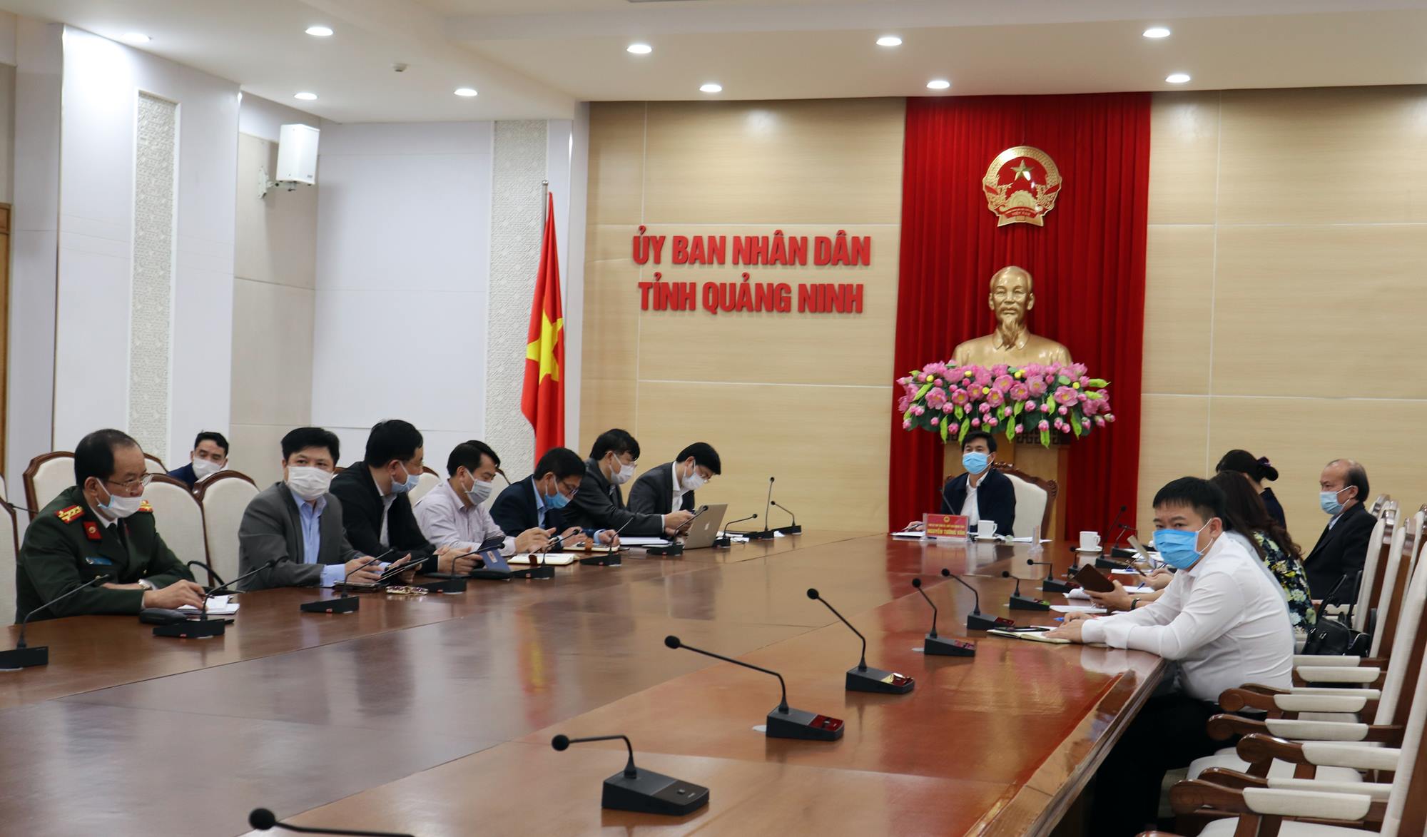 Đồng chí Nguyễn Tường Văn, Chủ tịch UBND tỉnh chỉ đạo tại điểm cầu Quảng Ninh.